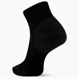 Medias deportivas de senderismo en color negro con detalles en gris oscuro y costuras reforzadas en la zona del talón y la puntera. Incorporan el nombre de la marca en color naranja en el empeine y bandas elásticas de soporte.