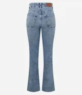 Pantalón boot cut de tiro alto confeccionado en denim celeste, con bolsillos delanteros y traseros, trabillas en la cintura y terminación deshilachada.