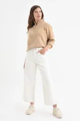 Pantalon de jean culotte color blanco, de corte recto y acampanado, con tiro alto y bolsillos.