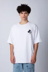 Remera negra de corte oversize confeccionada en algodón pesado, con estampa pequeña de Mickey Mouse en el pecho y diseño gráfico en la espalda.
