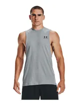 Musculosa deportiva Under Armour de corte holgado, color gris jaspeado, con sisas amplias y cuello acanalado. Presenta el logo de la marca estampado en el pecho.