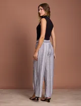 Pantalón de lino con rayas verticales grises y blancas, pretina ancha elastizada en punto smock, pierna ancha y ruedo con tajo.