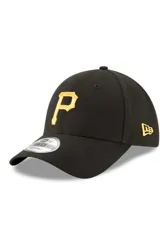Gorra New Era modelo 9FORTY de los Pittsburgh Pirates, color negro con la letra "P" bordada en amarillo en el frente y el logo de la marca en el lateral. Cuenta con visera curva y diseño ajustable.