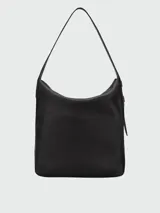 Bolso de hombro Longchamp modelo Le Cadence L, color negro, confeccionado en cuero granulado con solapa frontal, cierre de botón a presión metálico dorado y correa ajustable para el hombro.