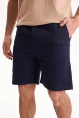 Bermuda de gabardina con spandex, cintura elastizada y cordón ajustable, de corte recto y color azul marino.