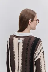 Sweater de punto de calce relajado, con escote redondo y mangas largas, con un diseño a rayas verticales en tonos marrón, beige, negro y crudo.