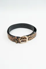 Cinturón con estampado animal print de leopardo, con hebilla metálica dorada y terminaciones en color negro.