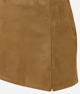 Short pollera de diseño corto confeccionado en gamuza sintética (suede) de tacto suave. Presenta cintura fija, cierre lateral y una pequeña abertura en el ruedo.