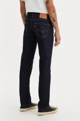 Pantalón de jean corte slim fit, color azul oscuro, con cierre de botón y cremallera, y bolsillos laterales y traseros.