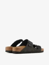 Sandalias Birkenstock modelo Arizona, color negro con estampado de cebra.