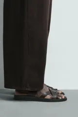 Sandalia plana para hombre de color verde militar, con diseño multitiras y sujeción para el dedo.
