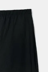 Falda larga de hilatura de algodón color negro, con tiro medio, cintura elástica y bolsillos laterales ocultos en costura. Presenta un diseño evasé.