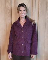 Sobrecamisa de corte clásico tipo chaqueta, confeccionada en tejido de paño con textura tipo corderito. Presenta cuello solapa, cierre frontal con botones y bolsillos delanteros con solapa.