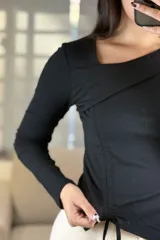 Remera de manga larga color marrón, con diseño de escote asimétrico cruzado y detalle de frunce lateral ajustable con lazo.