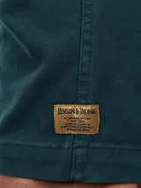 Bermuda de gabardina color beige, de corte casual y diseño liso, con bolsillos laterales y traseros.