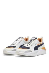 Championes deportivos Puma X-Ray 2 Square, de diseño chunky en color blanco, con detalles en azul marino, mostaza y gris. Cuentan con suela de goma gruesa y cordones blancos.