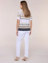 Remera de algodón a rayas horizontales en tonos beige, blanco y negro, con cuello redondo, mangas cortas con dobladillo y aberturas laterales en el ruedo.