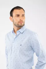 Camisa de manga larga Brooksfield con corte slim, color azul marino y estampado de pequeñas hojas y puntos. Presenta cierre frontal con botones y logo bordado en el pecho.