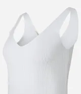 Blusa musculosa de punto acanalado de Marfinno, color tostado, con escote en V pronunciado tanto al frente como en la espalda y tirantes anchos.