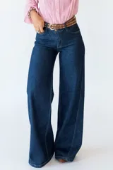 Jeans semi oxford de tiro alto en color azul oscuro, con corte amplio en las piernas y diseño de perneras anchas.