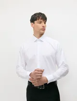 Camisa de vestir Harrington de manga larga y diseño liso, confeccionada en suave algodón peruano con cuello camisero y cierre frontal de botones.