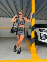 Minifalda negra de cuero sintético con cintura alta y corte ajustado.