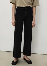 Jeans de tiro alto y corte culotte en color negro. Presenta cierre frontal con cremallera y botón, trabillas para cinturón, bolsillos traseros y bajo deshilachado.