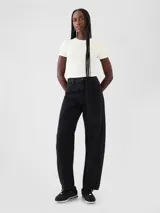 Remera de manga corta y cuello redondo, con corte ajustado al cuerpo.