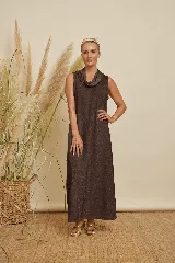 Vestido largo sin mangas de punto color marrón oscuro, con cuello tipo cowl (desbocado) y silueta recta y holgada.