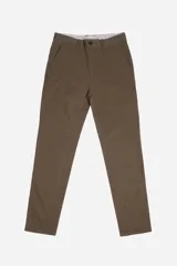 Pantalón chino de corte skinny color marrón, con bolsillos laterales y traseros, y presillas para cinturón.