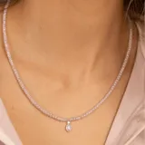 Collar de plata 925 con cadena de 45 cm y extensión de 5 cm, adornado con piedras de cuarzo rosado y un dije de piedra de la luna en forma de gota.