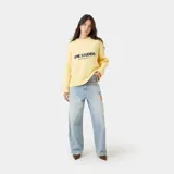 Sweater de punto color amarillo pálido, con cuello redondo y manga larga, corte oversize. Presenta un estampado central con el texto "EME STUDIOS" en mayúsculas y debajo "curated by ben ice" en cursiva.