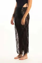 Pollera larga negra de encaje, corte recto y tiro alto, con forro interior que llega hasta la mitad del muslo.