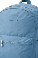 Mochila de color azul con un bolsillo frontal con cierre de cremallera y dos bolsillos laterales abiertos. Tiene correas ajustables para los hombros y un asa superior.