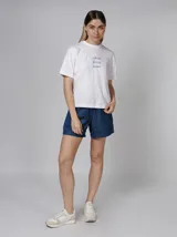 Remera blanca de corte cuadrado con cuello redondo y logo 'calvin klein jeans' estampado en azul.