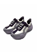 Championes deportivos Euroteens modelo 885178, con diseño chunky en color blanco, gris y lila, cordones blancos y tira con velcro en el empeine.