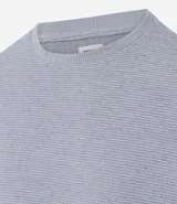 Remera masculina de corte regular, color beige melange, con cuello redondo, manga corta y textura horizontal.