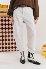 Jean slouchy blanco de tiro alto, confeccionado en 100% algodón, con silueta relajada tipo barrel que se afina hacia los tobillos.