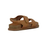 Sandalia de mujer color camel con dos tiras anchas acolchadas con costuras en patrón de rombos. Cierre de velcro ajustable en la tira superior. Base tipo plataforma con plantilla de corcho y suela dentada.