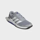 Championes de entrenamiento Adidas Dropset Base, color gris con las tres tiras clásicas en blanco y detalles en azul y negro en la suela. Confeccionados en malla transpirable con cordones y suela plana para mayor estabilidad.