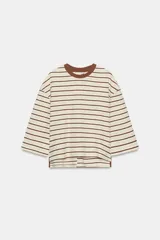 Camiseta de algodón a rayas horizontales en tonos marrones y beige, de corte regular fit, cuello redondo a contraste de color marrón oscuro y mangas largas por debajo del codo. Presenta diseño de bajo asimétrico.
