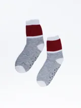 Par de medias cortas grises con talón y puntera blancos, banda superior blanca y banda inferior bordó. Poseen puntos antideslizantes en la planta del pie.