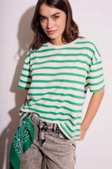 Remera de algodón peinado a rayas horizontales verdes y blancas, de corte recto y mangas cortas.