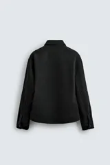 Sobrecamisa de corte regular confeccionada en tejido con mezcla de lana, color marrón oscuro. Presenta cuello solapa, cierre frontal con botones, mangas largas con puños abotonados y bolsillos laterales.