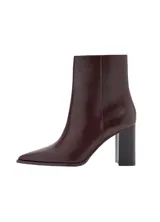 Botin de caña media con punta fina y taco cuadrado, confeccionado en material sintético de acabado liso.