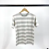 Remera de algodón a rayas horizontales grises y blancas, con logo bordado en el pecho.