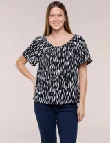 Blusa holgada de viscosa liviana, con estampado botánico en blanco y negro, escote redondo elastizado con frunces y mangas cortas amplias.
