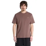 Remera de algodón color marrón con cuello redondo y logo de la marca bordado en el pecho.
