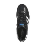 Championes Adidas Samba Adv negros con las tres tiras blancas y suela marrón.