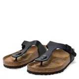 Sandalias tipo ojota Birkenstock modelo Gizeh, con tira de sujeción entre los dedos y correa ajustable con hebilla metálica. Presentan la clásica plantilla anatómica de corcho y suela de goma antideslizante.